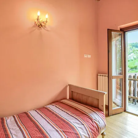 2 Bedroom Stunning In Pezzoro דירה Lavone